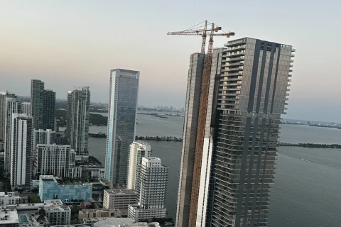 Construcción de rascacielos en el centro de Miami reflejando el auge inmobiliario en la Florida