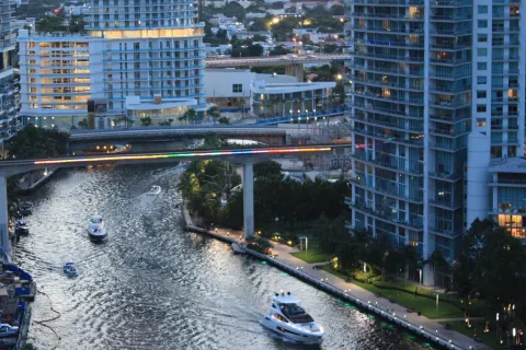 Vista del río en el centro de Miami con edificios residenciales, ilustrando cómo encontrar un buen agente hipotecario en Miami