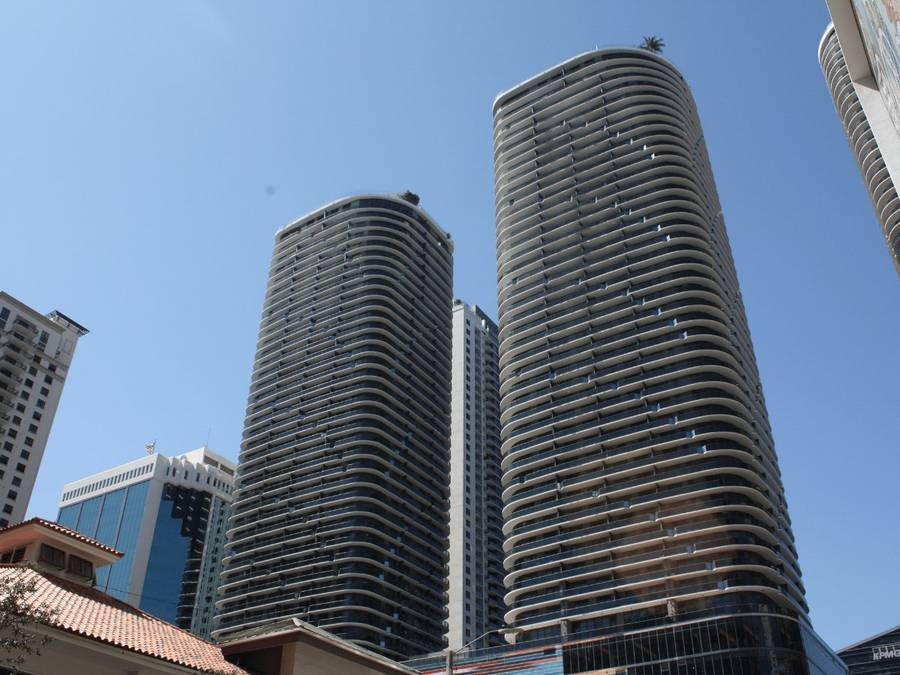 Torres de condominios de Miami vistas desde abajo, que representan las opciones de financiamiento Asset Qualifier para compradores de propiedades