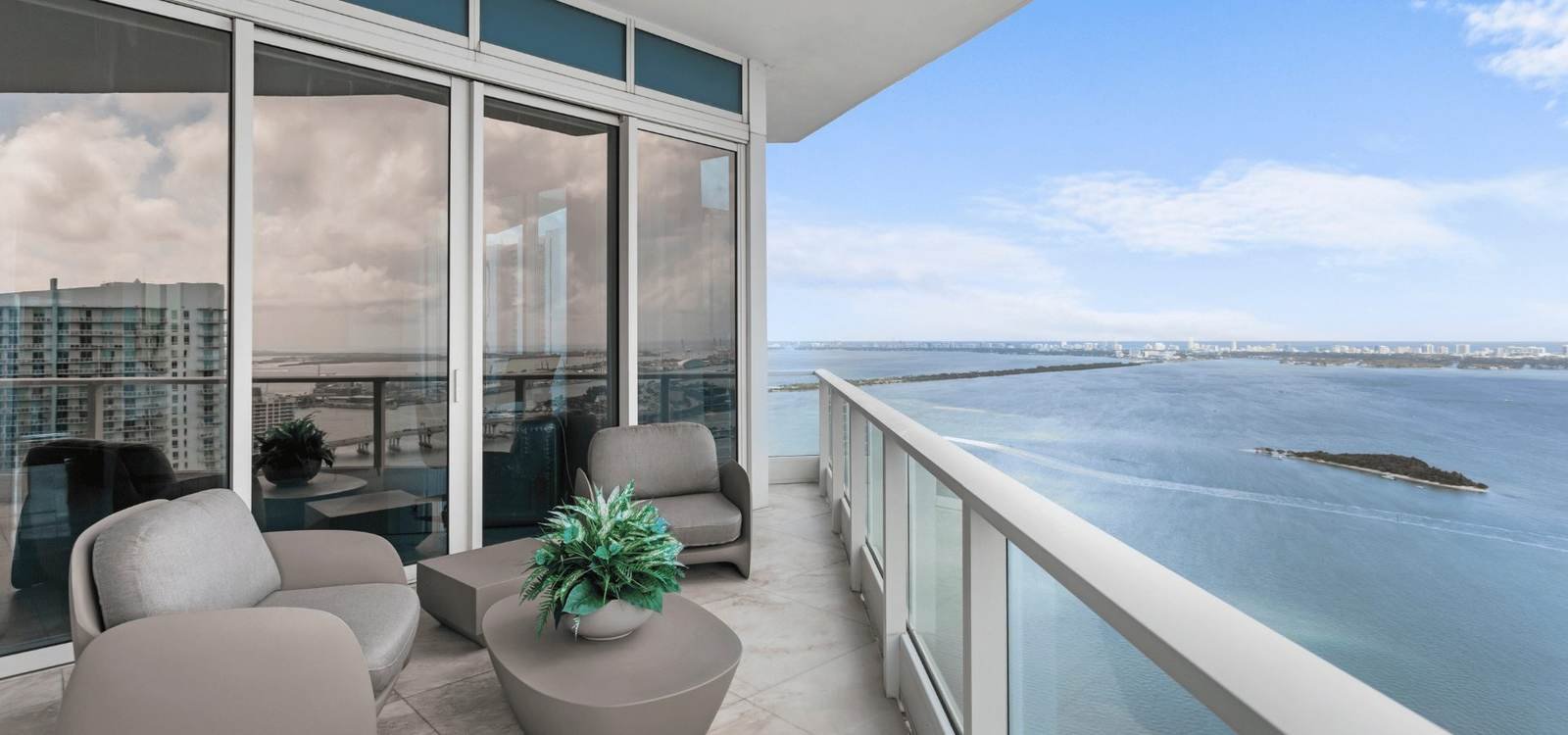 Horizonte de Miami al atardecer sobre Biscayne Bay, Programa Asset Qualifier de Miami Lending Advisors